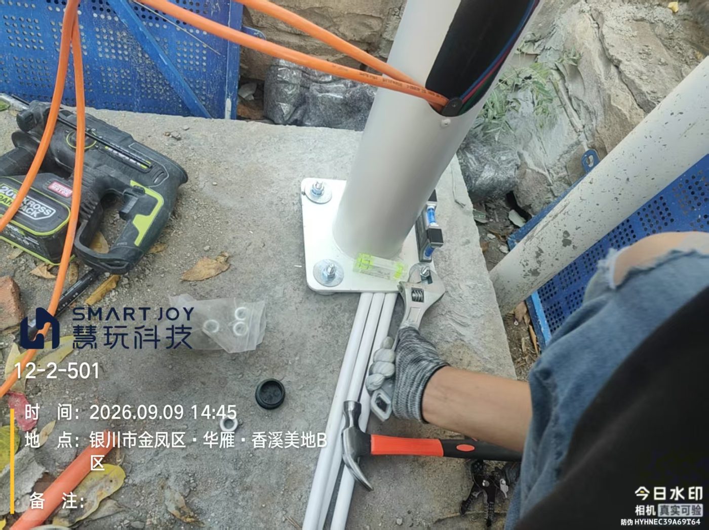 底座安装完成，立杆组装就位
