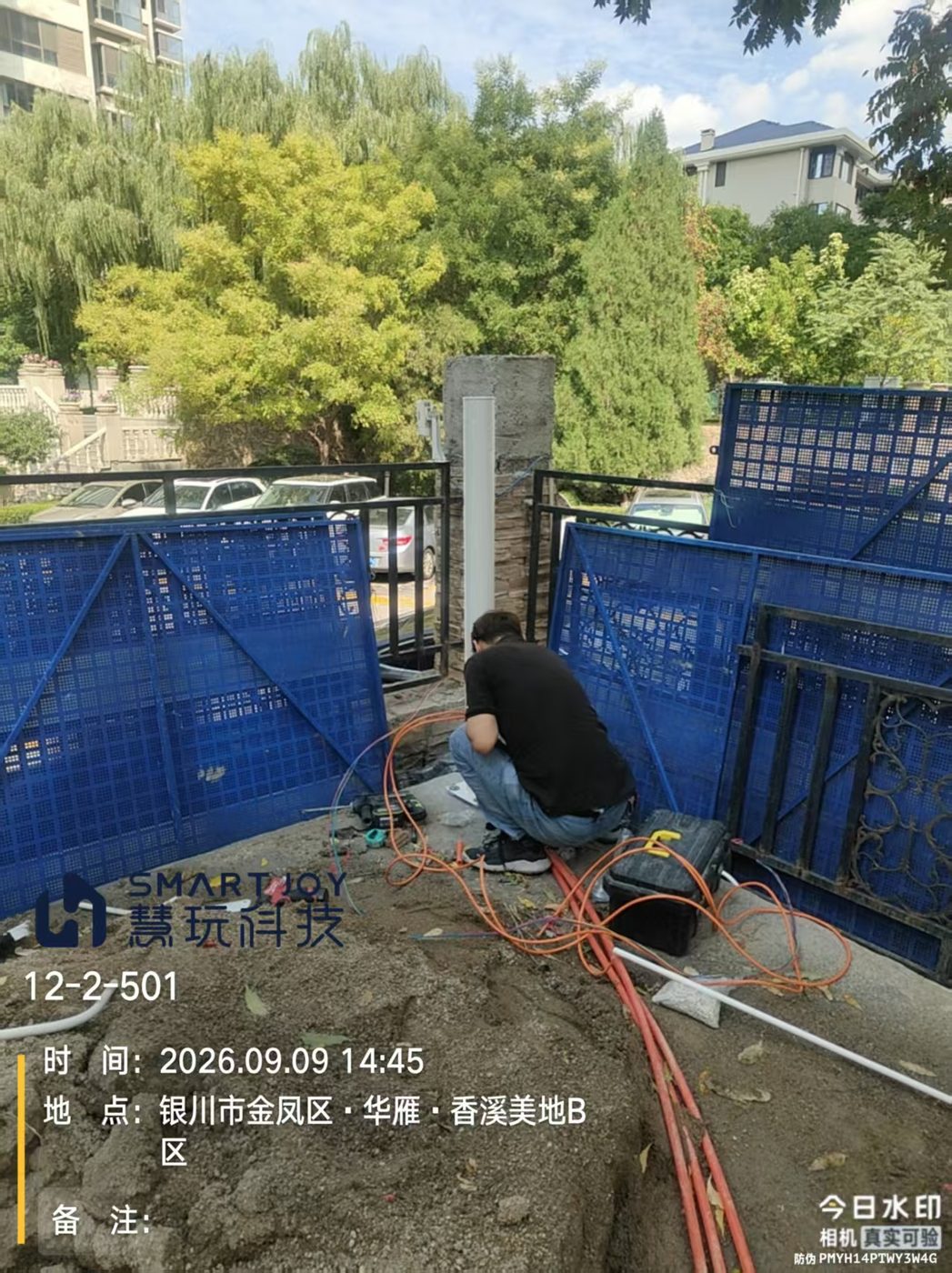 底座安装完成，立杆组装就位