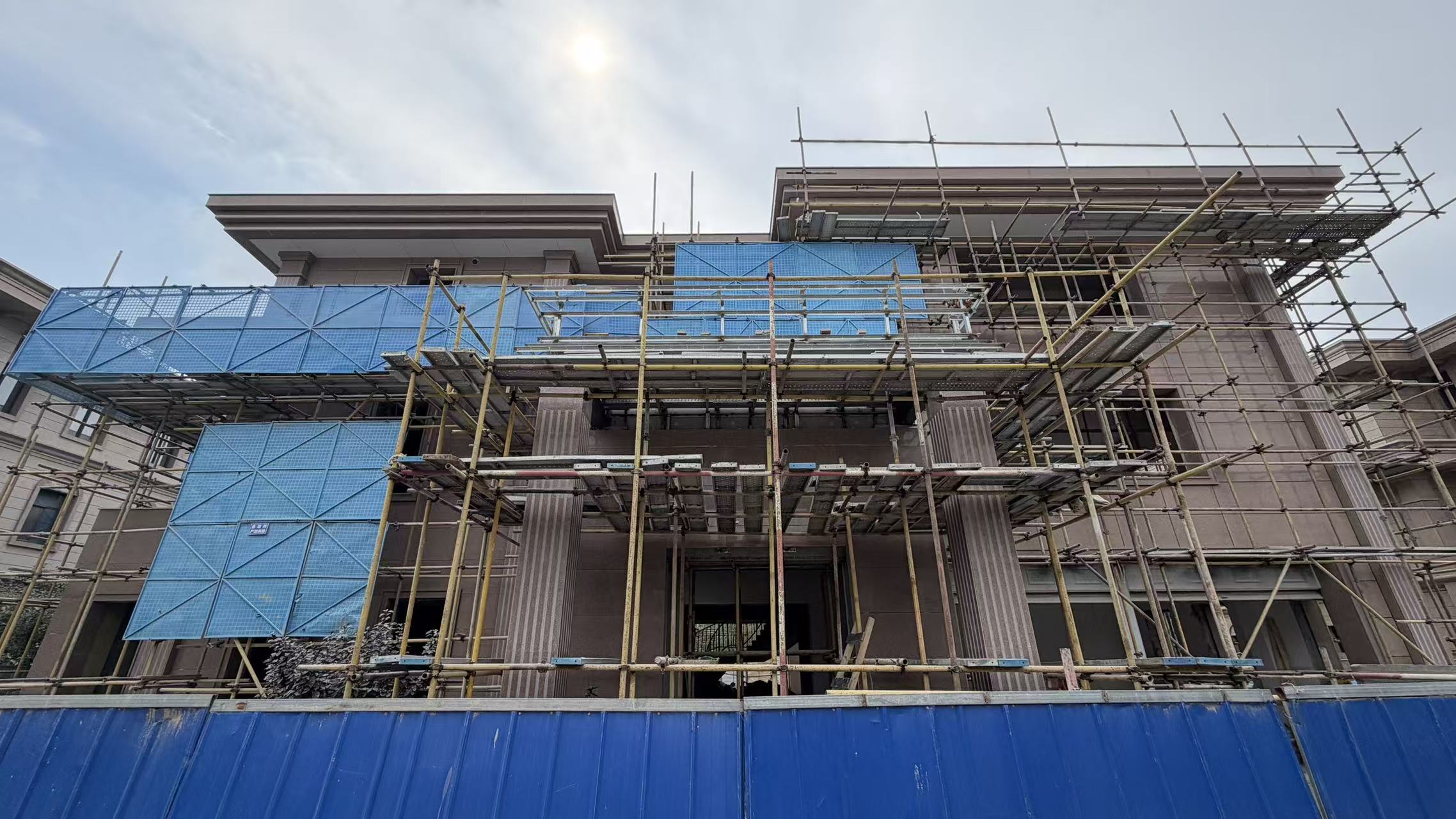 别墅现场外观：外立面施工中的毛坯建筑
