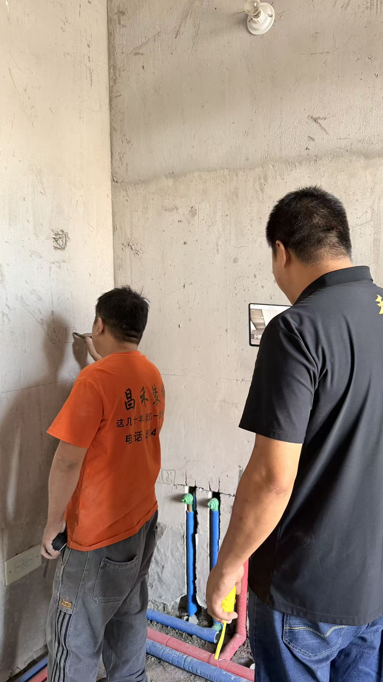 现场墙面开槽与管线敷设：强弱电点位在施工图阶段落定